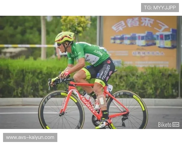 车手赵勇爆胎后光脚推车冲线,坚持完成环湖赛段