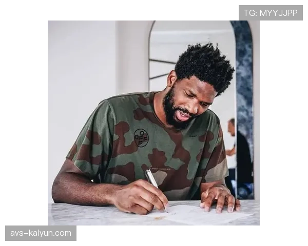 半场突发：恩比德左膝不适返回更衣室，本场比赛不会回归